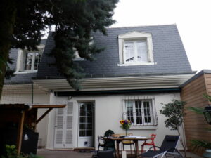 Avant, une façade assez sombre et fermée donnant sur la terrasse